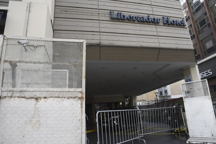 Efectivos de la Policía Federal vallaron el Hotel Libertador, donde se hospeda el presidente Javier Milei, ante la protesta de Barrios de Pie. Efectivos de la Policía Federal vallaron el Hotel Libertador, donde se hospeda el presidente Javier Milei, ante la protesta de Barrios de Pie.