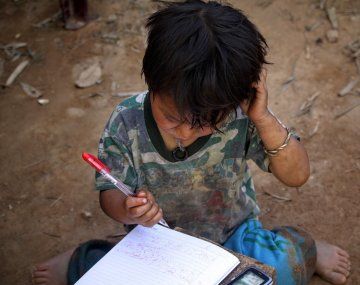 El gobierno sostiene que hay que trabajar más para reducir la pobreza. El gobierno sostiene que hay que trabajar más para reducir la pobreza.