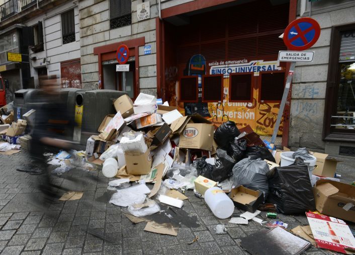 Madrid, una gran montaña de basura por una protesta de los recolectores (foto 1)