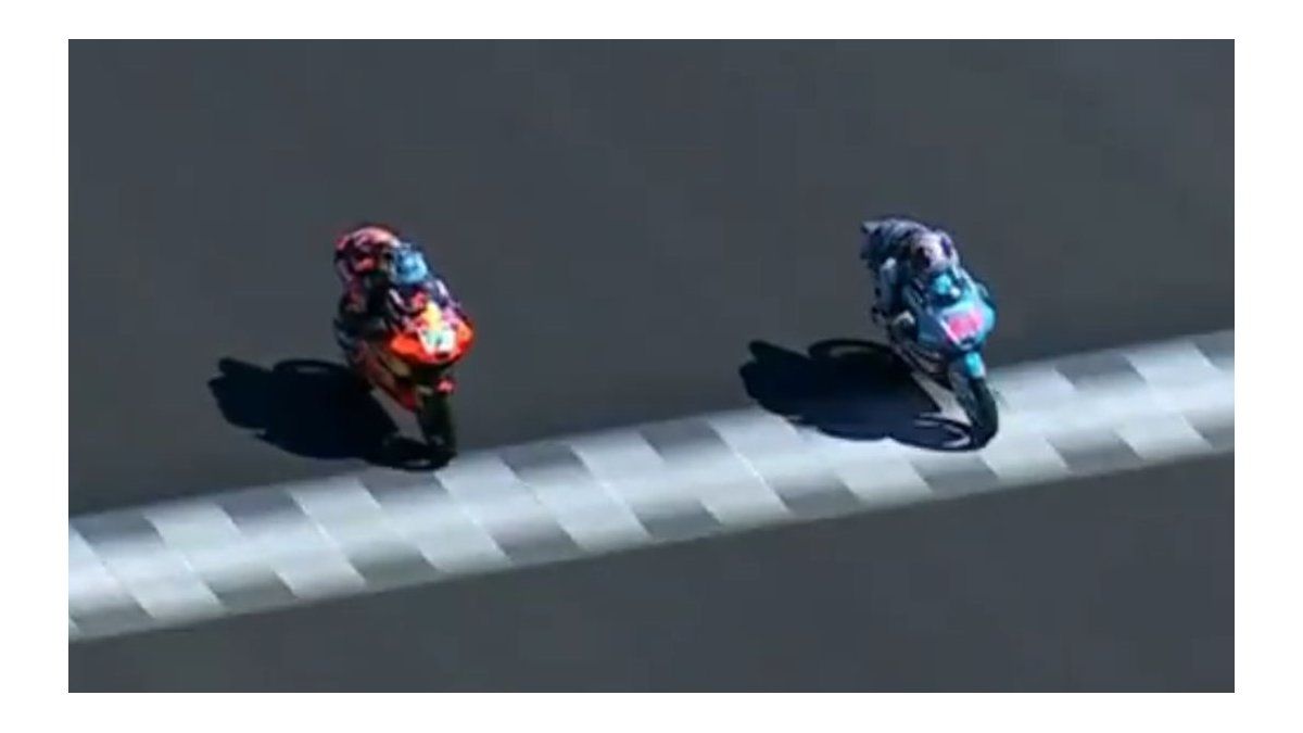 The Argentine Valentín Perrone finished second in the Hungary of Moto3 GP in a definition for the infarction
