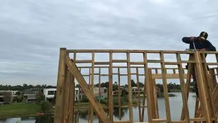 Un operario trabaja sobre el techo de una vivienda en construcción dentro de un barrio privado, donde se multiplican las obras con sistemas en seco