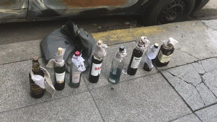 Un cóctel molotov es una bomba incendiaria de fabricación casera que se utiliza como arma por su capacidad de expandir los líquidos inflamables que contiene. Un cóctel molotov es una bomba incendiaria de fabricación casera que se utiliza como arma por su capacidad de expandir los líquidos inflamables que contiene.