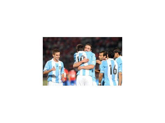Lionel Messi y Gonzalo Higuaín marcaron para Argentina con estupendas definiciones.