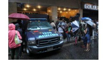 Apenas trascendió la noticia de la muerte del diseñador, los medios se congregaron en la puerta del edificio donde vivía.
