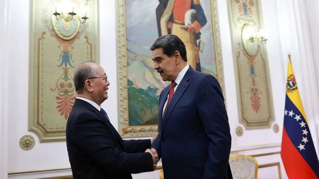 Nicolás Maduro con Qiu Xiaoqi, enviado diplomático de Xi Jinping para Latinoamérica.
