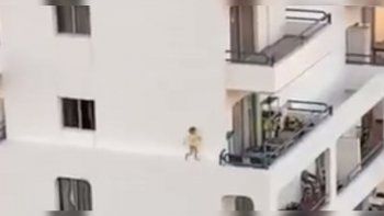 Escalofriante video de una niña de 2 años caminando por la cornisa de un edificio