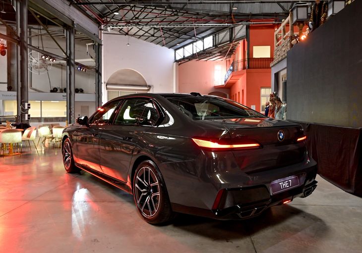 La séptima generación del Serie 7 tiene 5.391 milímetros de largo y 1.950 mm de ancho. Su diseño frontal presenta elementos propios de los modelos superiores de BMW, como las ópticas divididas. La séptima generación del Serie 7 tiene 5.391 milímetros de largo y 1.950 mm de ancho. Su diseño frontal presenta elementos propios de los modelos superiores de BMW, como las ópticas divididas.