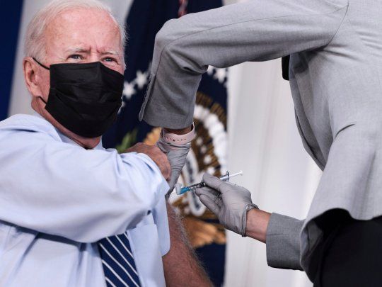 El presidente Biden recibió las tres dosis en público.