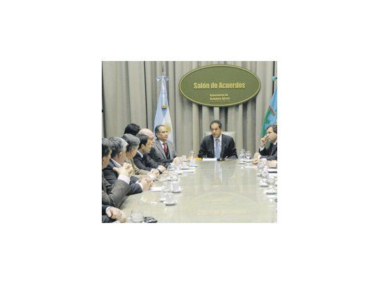 El gobernador Daniel Scioli se reunió ayer con 17 intendentes bonaerenses para analizar cuestiones relacionadas con la seguridad en la Casa de Gobierno, en La Plata, tras el triunfo electoral en las elecciones primarias.