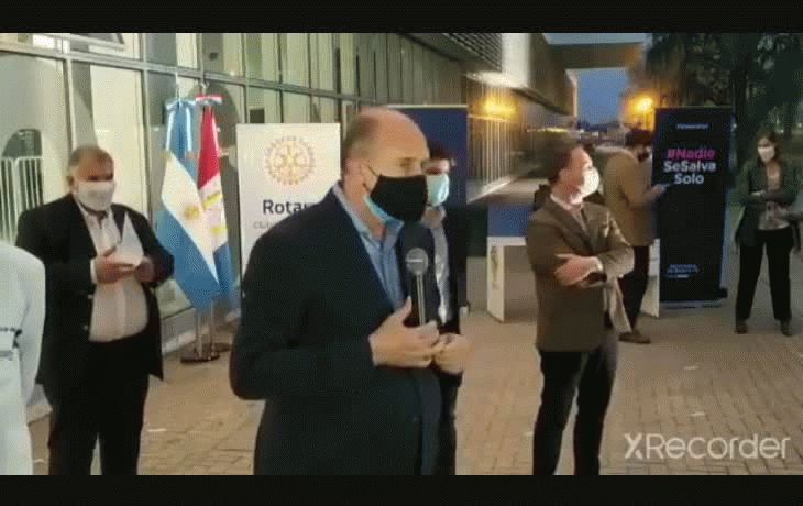 Momento en que el gobernador Perotti es insultado por el joven.