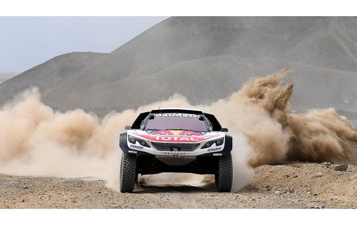 Loeb es uno de los principales candidatos, junto al magistral Peterhansel. Ambos corren con Peugeot.