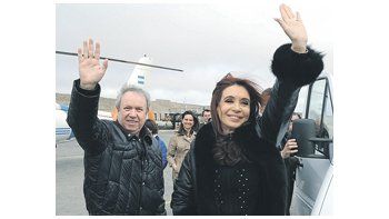La jefa de Estado llegó ayer desde El Calafate hasta Caleta Olivia acompañada por el gobernador de Santa Cruz y candidato a la reelección, Daniel Peralta.