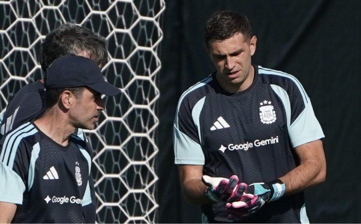 Dibu Martínez sufrió una molestia en el entrenamiento del jueves. Dibu Martínez sufrió una molestia en el entrenamiento del jueves.
