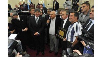 El día que la barra de Talleres fue distinguida en la Legislatura.