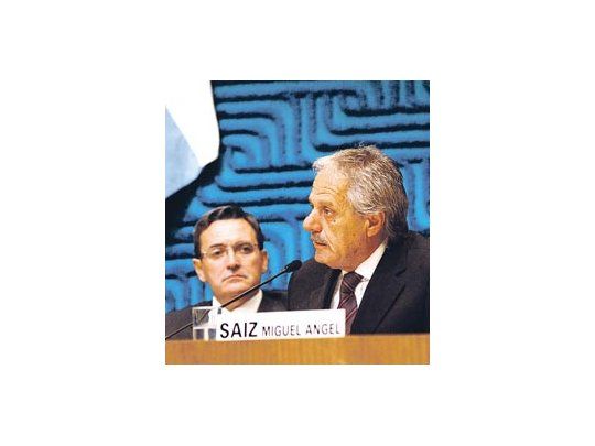 En Río Negro hubo incidentes frente al Parlamento con docentes y empleados judiciales durante el discurso de Miguel Saiz.