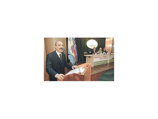 Carlos Tomada, ministro de Trabajo, protagonizó ayer un seminario sobre el nuevo régimende accidentes laborales en el Senado. Junto al radical Gerardo Morales y el diputado HéctorRecalde teorizaron sobre la creación de un inspector que vigile la seguridad en cadaempresa.