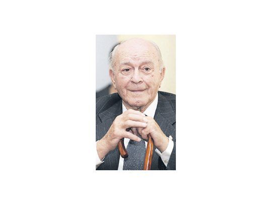 Alfredo Di Stéfano, en una de sus últimas fotos. Una operación en la cadera hizo que anduviera con bastón. Era la imagen mundial del Real Madrid y hasta sus últimos días no se olvidó de sus obligaciones estando en cada acto público del club. Fue un jugador y un director técnico extraordinario, un pionero que tanto aparecía defendiendo como atacando.