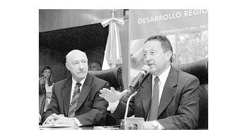 El gobernador Jaque, acompañado por Ciácera, destacó la importancia de los convenios firmados.