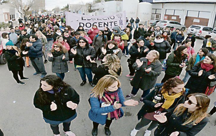 sin paz. Pese a haber saldado los sueldos del mes anterior, la tensión social en la provincia no cede y acecha a Arcioni.