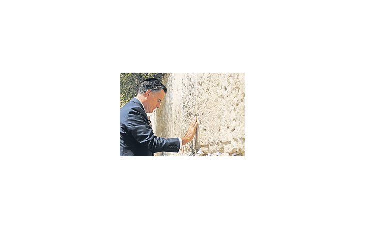 En una buscada fotografía, Mitt Romney oró ante el Muro de los Lamentos. Dada la paridad que registran los sondeos con Barack Obama, el apoyo de electores judíos podría desbalancear la elección.