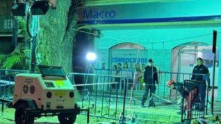 El pasadizo fue encontrado este miércoles frente a una sucursal del&nbsp;Banco&nbsp;Macro&nbsp;situada en la calle Chacabuco al 444 de la citada localidad bonaerense.&nbsp;