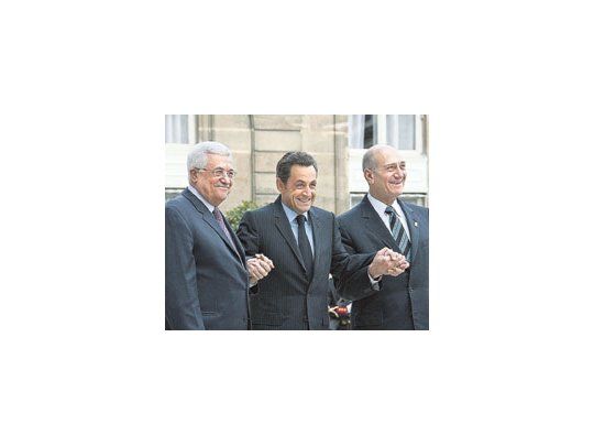 Mahmud Abbas, Nicolas Sarkozy y Ehud Olmert ayer en París. Con su Unión por el Mediterráneo, el presidente francés se instala con fuerza como interlocutor entre las partes enfrentadas en Medio Oriente.