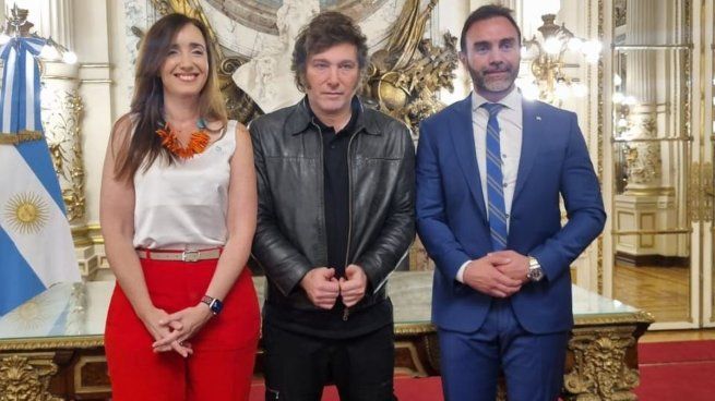 Javier Milei no confía en Victoria Villarruel en el Senado y su jefe de bloque Ezequiel Atauche tampoco le aporta soluciones. El gobierno busca un vocero económico como candidato.