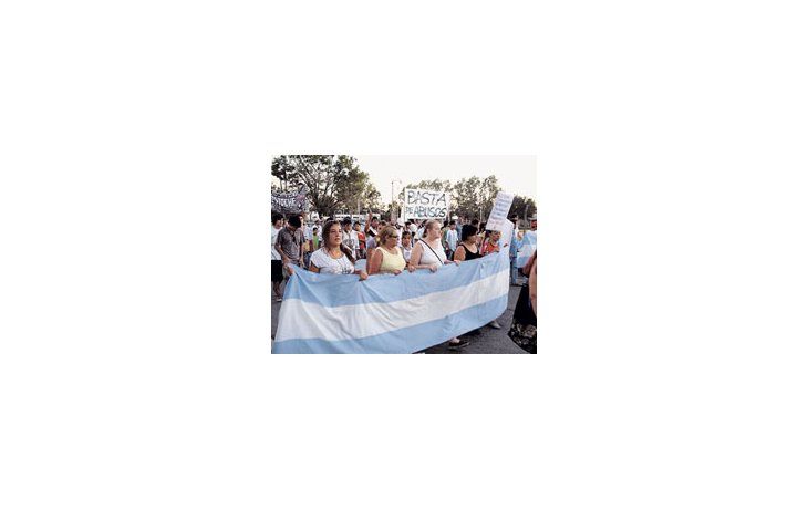 Usuarios de distintas localidades bonaerenses marcharon contra los fuertes incrementos en las tarifas.