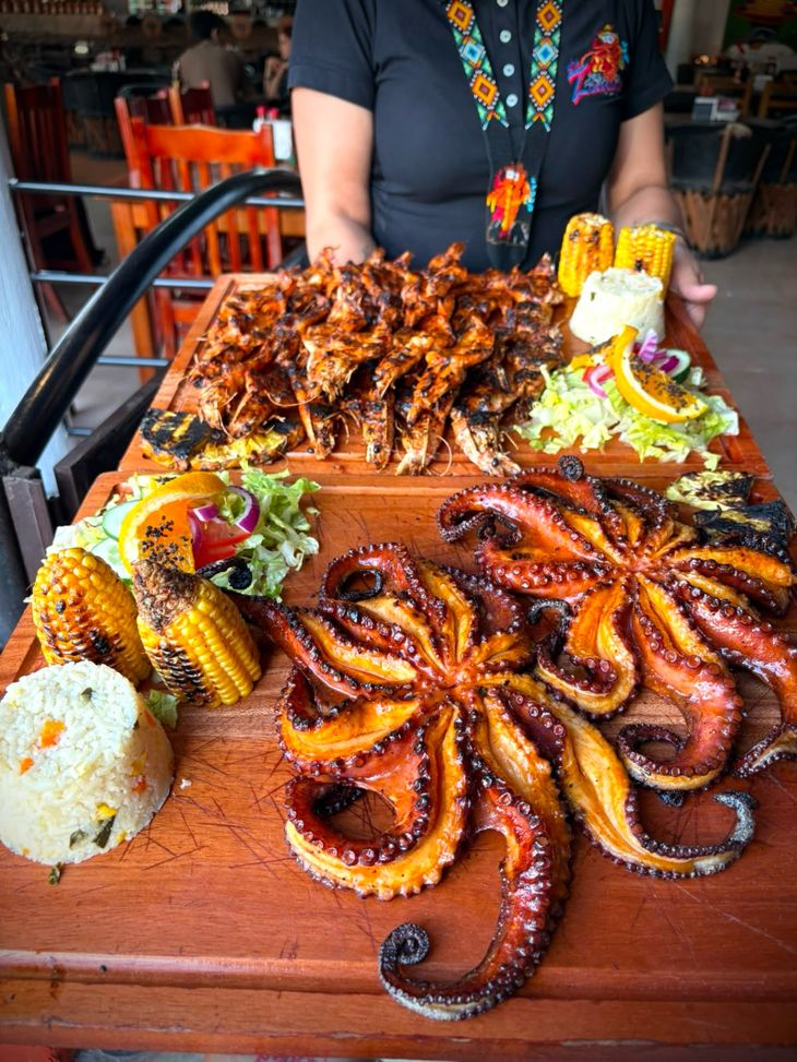 Los Zarandeaditos tiene cuatro sucursales en Nayarit y una carta centrada en pescados y mariscos. Los Zarandeaditos tiene cuatro sucursales en Nayarit y una carta centrada en pescados y mariscos.