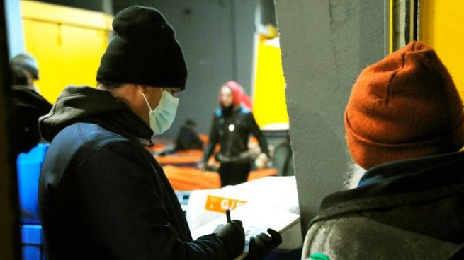 Por el frío extremo, más de 223.000 plazas fueron ocupadas en dos meses por personas en situación de calle.