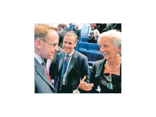 La titular del FMI, Christine Lagarde, sonríe ante el jefe del Bundesbank,Jens Weidmann, con  su par británico Mark Carney como testigo.