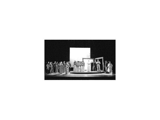 La concertación orquestal de Antonio María Russo es lo mejor de una «Madama Butterfly» con régie de Horacio Pigozzi, que intenta eludir convenciones, pero cae en otras comola burda confrontación Oriente-Occidente.