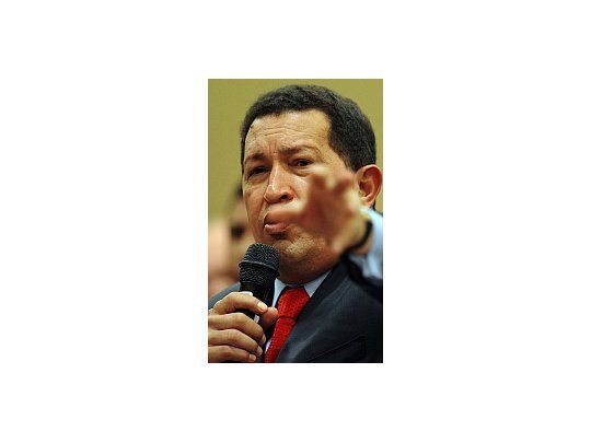 El venezolano Hugo Chávez cuestionó la iancción de las fuerzas armadas ecuatorianas para defender a Correa.