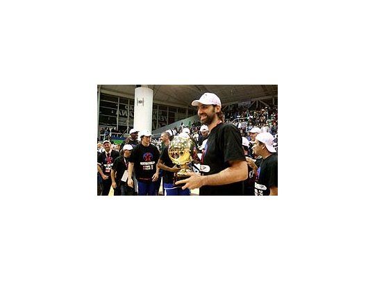 Histórico. Federico Kammerichs levanta, feliz, el trofeo de campeón y jugador más valioso de la final.