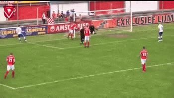 Increíble gol del árbitro en el fútbol holandés