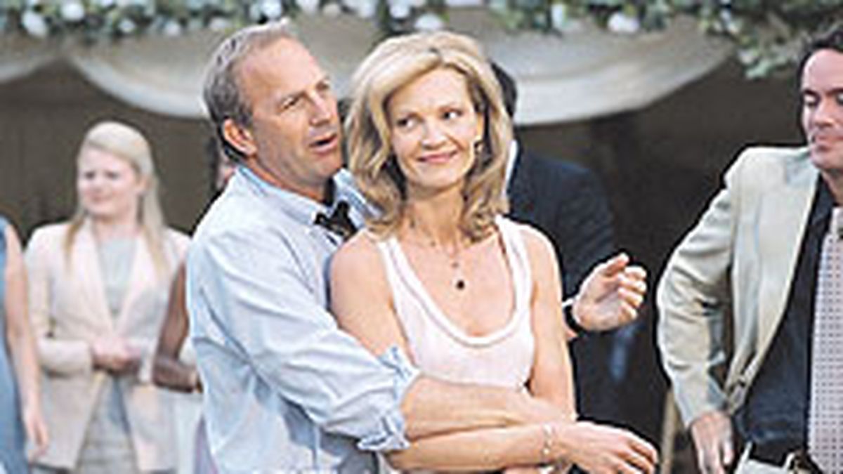 Kevin Costner seduce (y actúa un poco mejor)