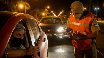 asi fueron los controles en los accesos en la primera noche de restricciones