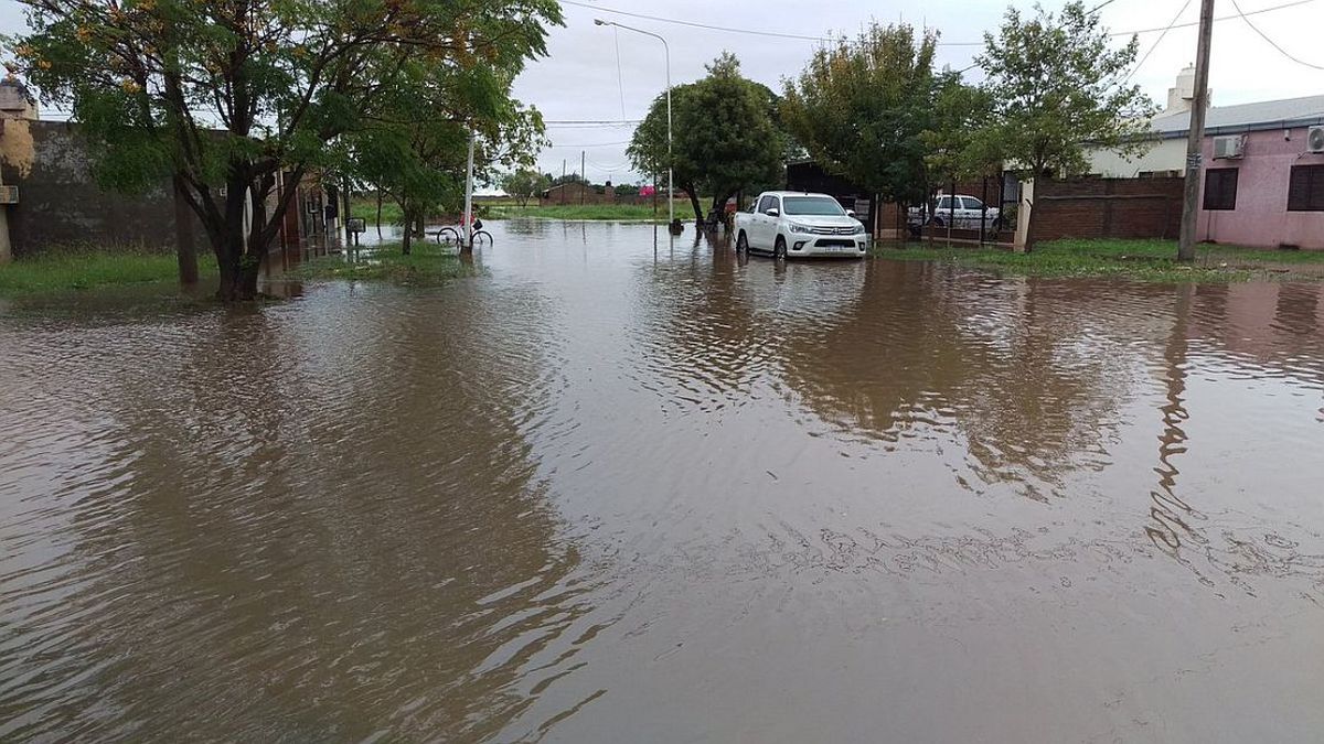 Dos muertos y miles de evacuados por inundaciones en el noreste