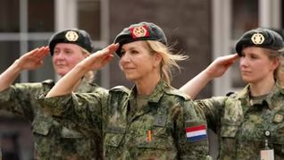 La reina terminó la primera parte de la formación, que culmina con el rango de Teniente Coronel. La reina terminó la primera parte de la formación, que culmina con el rango de Teniente Coronel.