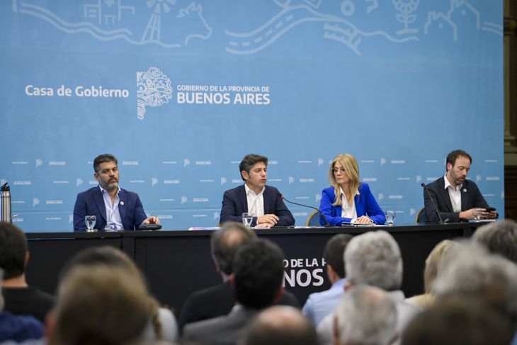 Además de Axel Kicillof, también estuvieron Carlos Bianco, Verónica Magario y Pablo López, entre otros funcionarios bonaerenses. Además de Axel Kicillof, también estuvieron Carlos Bianco, Verónica Magario y Pablo López, entre otros funcionarios bonaerenses.