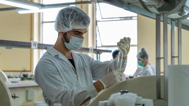 La biotecnología utiliza organismos vivos, células, moléculas y procesos biológicos para crear o modificar productos y tecnologías para diversas aplicaciones
