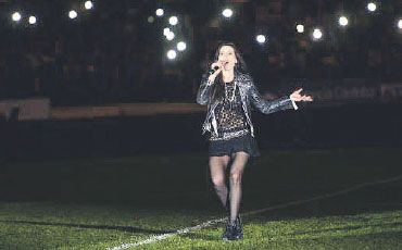 Previamente al superclásico hubo un show musical a cargo de Coral. Un espectáculo al estilo norteamericano.