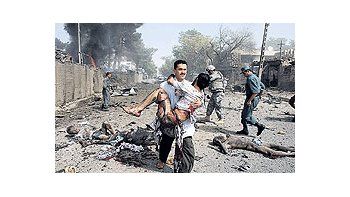 Una enorme devastación dejó el atentado perpetrado ayer en pleno centro de Kabul contrala Embajada de la India. El ataque se da en un marco de recrudecimiento de la resistenciatalibán.