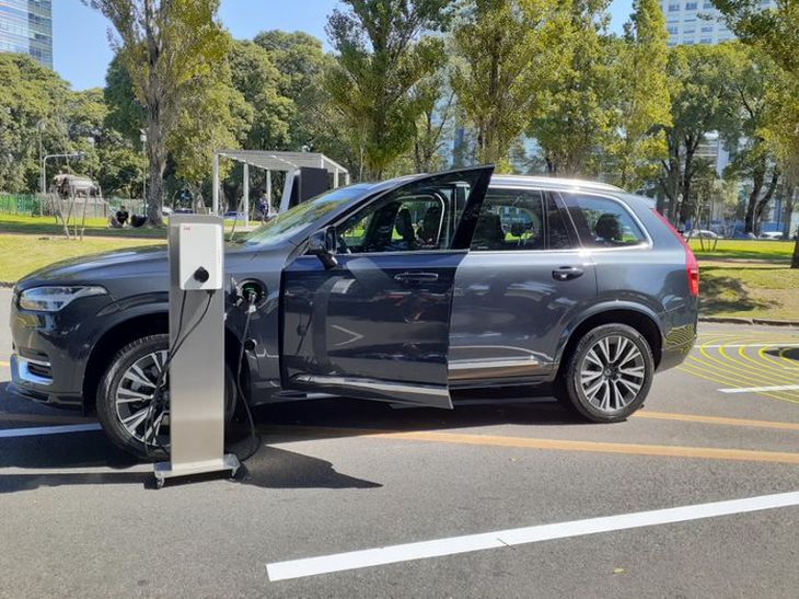 Totem de carga para vehículo eléctrico o híbrido instalado por Mehcco S.A. Totem de carga para vehículo eléctrico o híbrido instalado por Mehcco S.A.