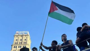 Lamine Yamal apareció con una bandera de Palestina en los festejos de Barcelona campeón de La Liga. Lamine Yamal apareció con una bandera de Palestina en los festejos de Barcelona campeón de La Liga.