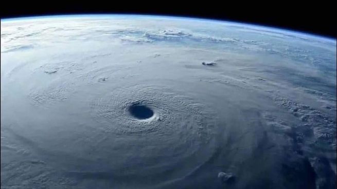 Foto espacial del huracán Milton.