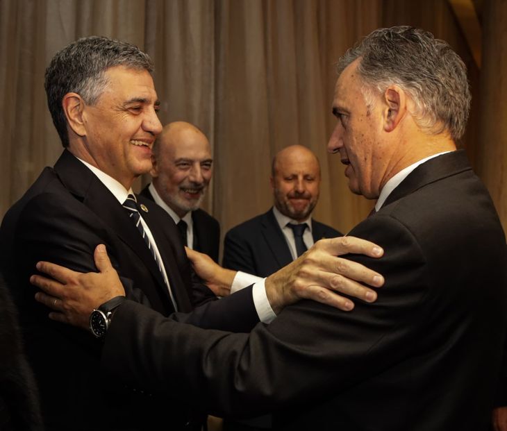 Jorge Macri junto a Yamandú Orsi.