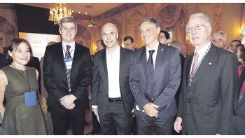 Juntos. Susan Segal, Marcos Peña, Horacio Rodríguez Larreta, Francisco Cabrera y Jorge Di Fiori, para la foto, en un descanso de las deliberaciones de ayer.