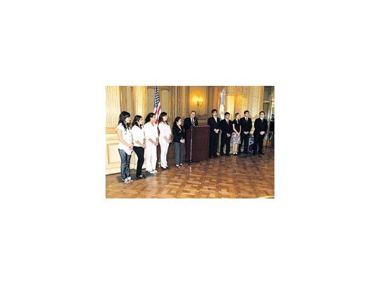 Ayer el embajador Wayne despidió a los adolescentes que fueron seleccionados para realizar esta experiencia en los Estados Unidos.
