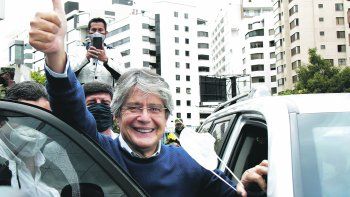 El banquero Guillermo Lasso desafió los sondeos para imponerse en la segunda vuelta de las elecciones presidenciales con su promesa de reactivar la economía ecuatoriana.
